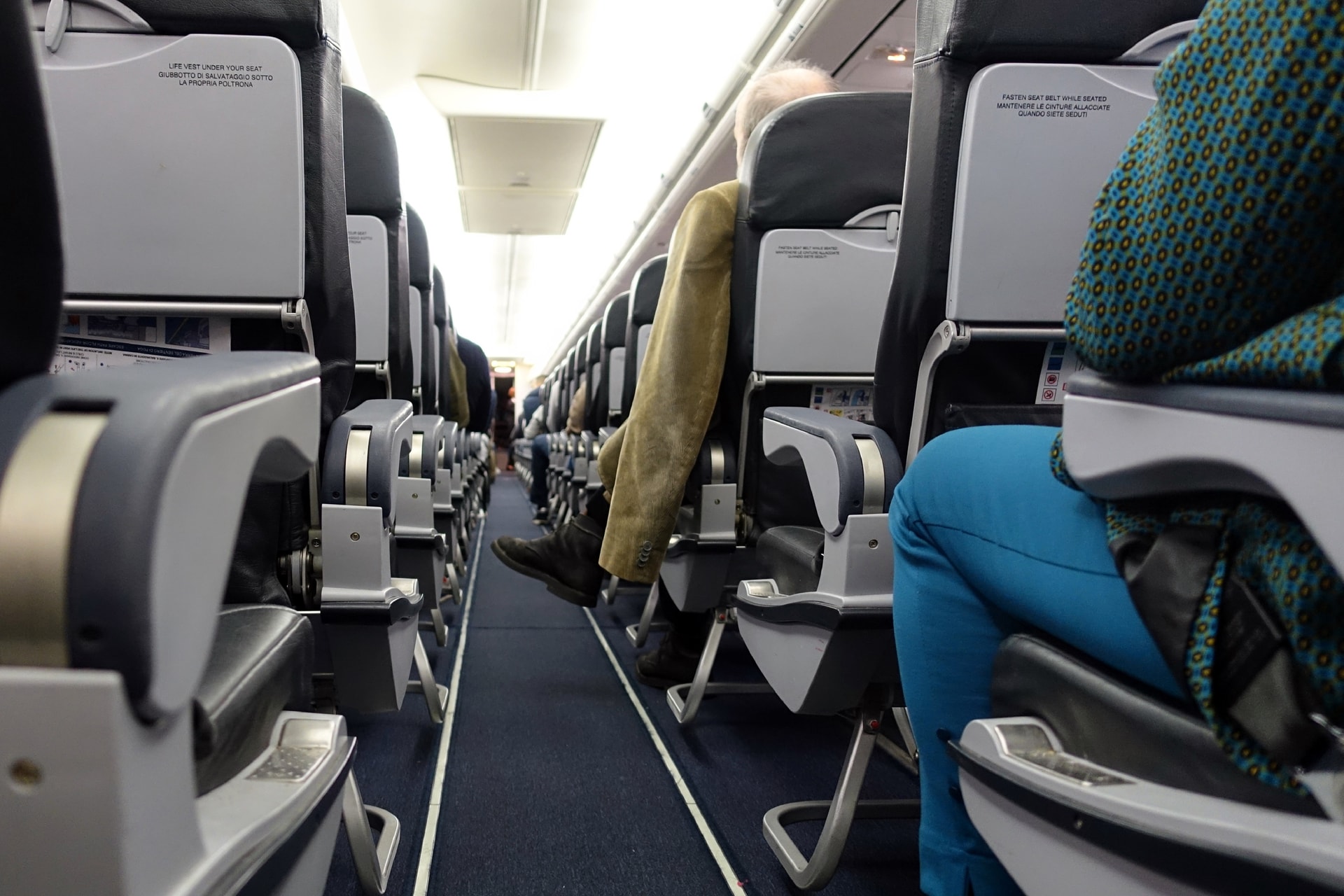 Tenerifén ragadtak az EasyJet utasai, mert többórás késés után valaki a mosdó padlójára ürített a repülőgépen + VIDEÓ