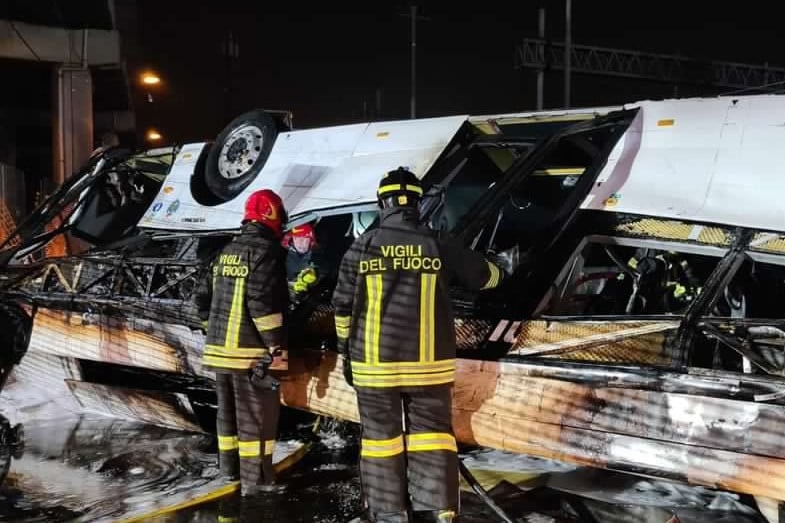 Azonosították az olaszországi buszbaleset halálos áldozatait