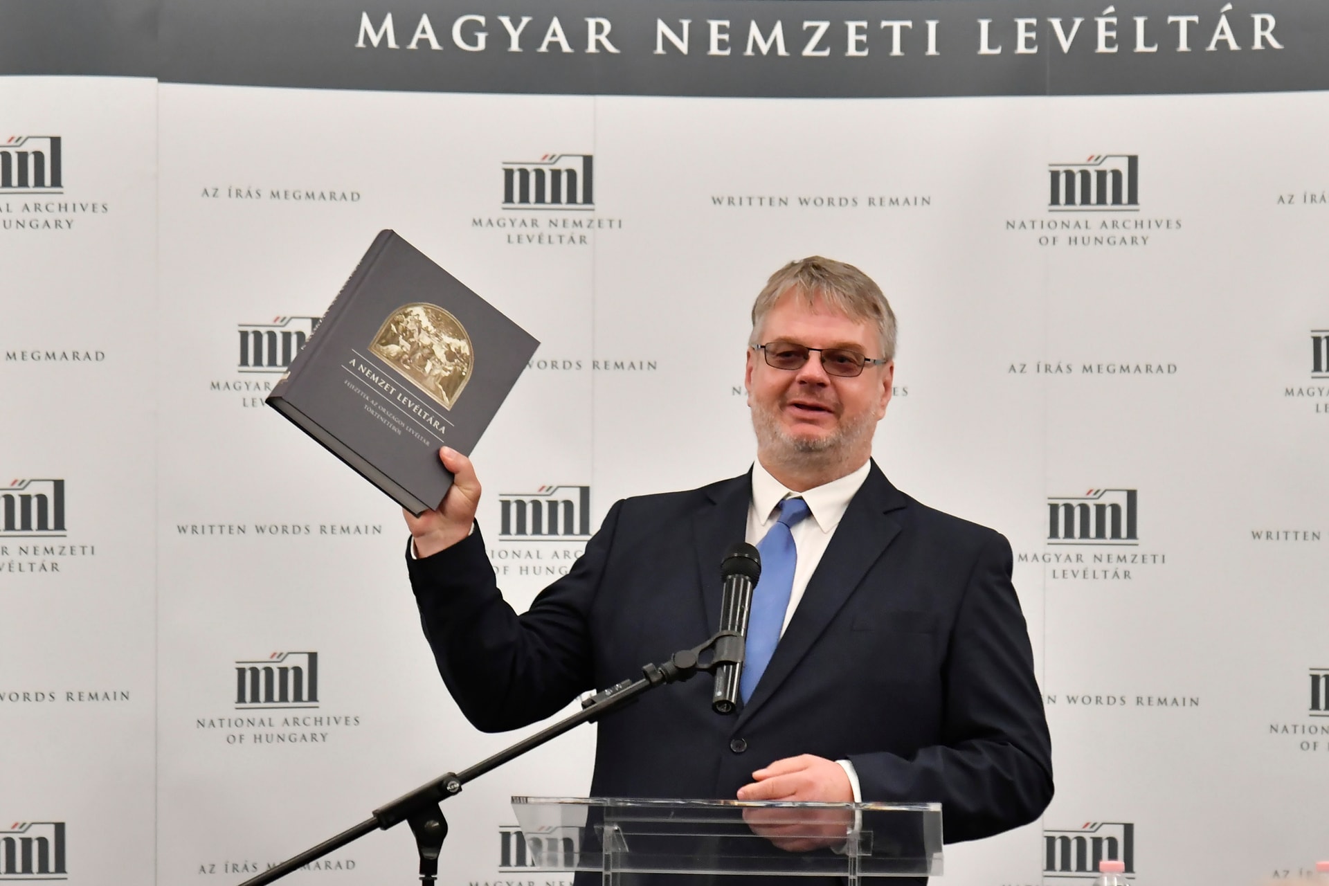 A háromszáz éve alapított Nemzeti Levéltár történetéről jelent meg díszkötet