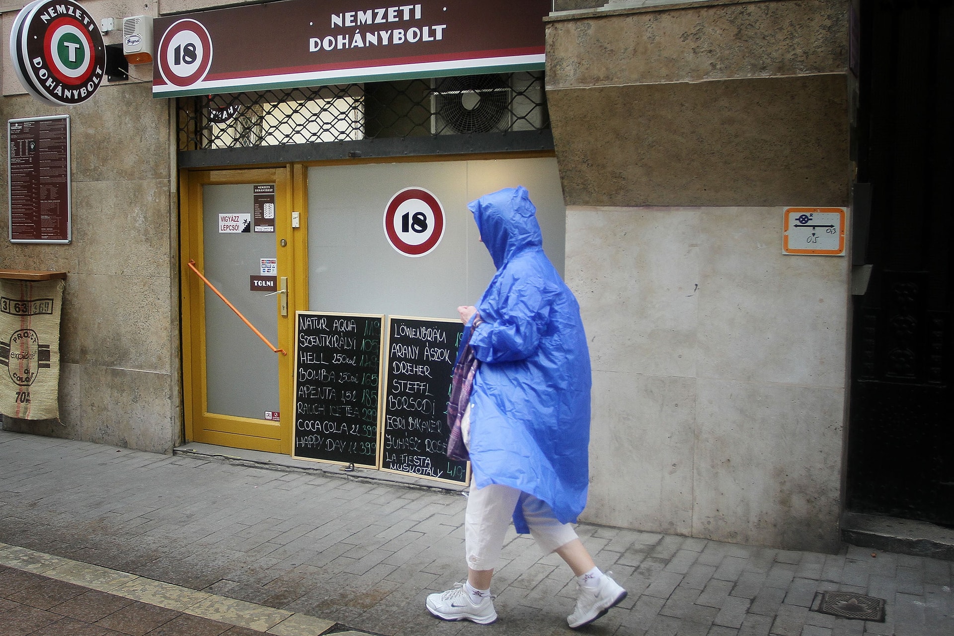 Félmilliót nasizott el egy dohánybolti alkalmazott, a pénztárgépet sem kímélte