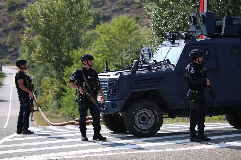 Több tucat ember ellen emeltek vádat terrorizmus címén az egy évvel ezelőtti koszovói rendőrjárőr elleni támadás miatt