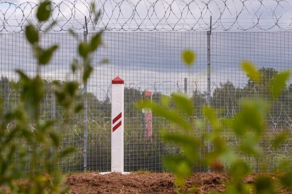 Lettország tankcsapdákkal védekezik az orosz határon
