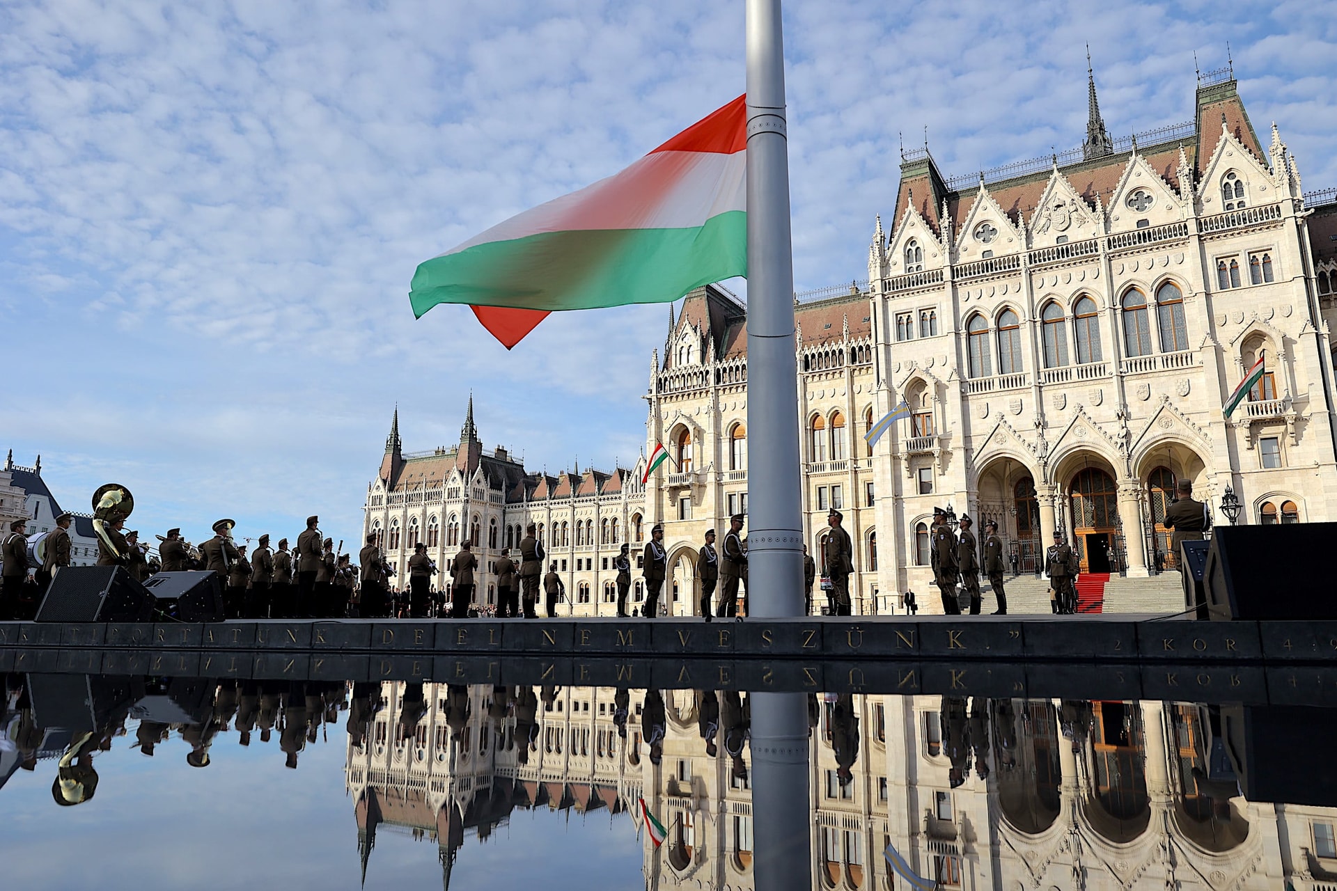 Ünnepélyes zászlófelvonás, miniszterelnöki beszéd, megemlékezés, de tüntetés is lesz + GALÉRIA