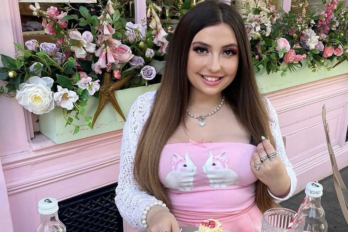 Még az ételeit is befesti egy rózsaszínmániás, Barbie imádó nő