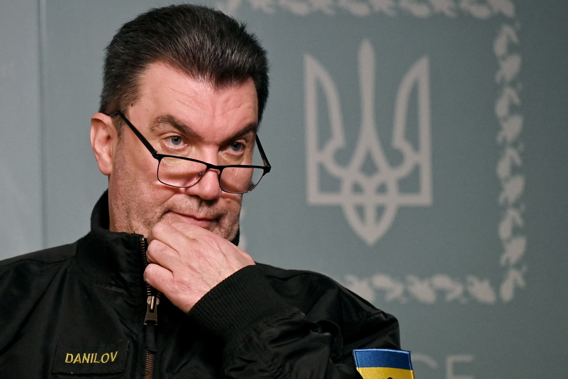 Danyilov: A frontvonalon nagyon nehéz a helyzet, fegyverek kellenek