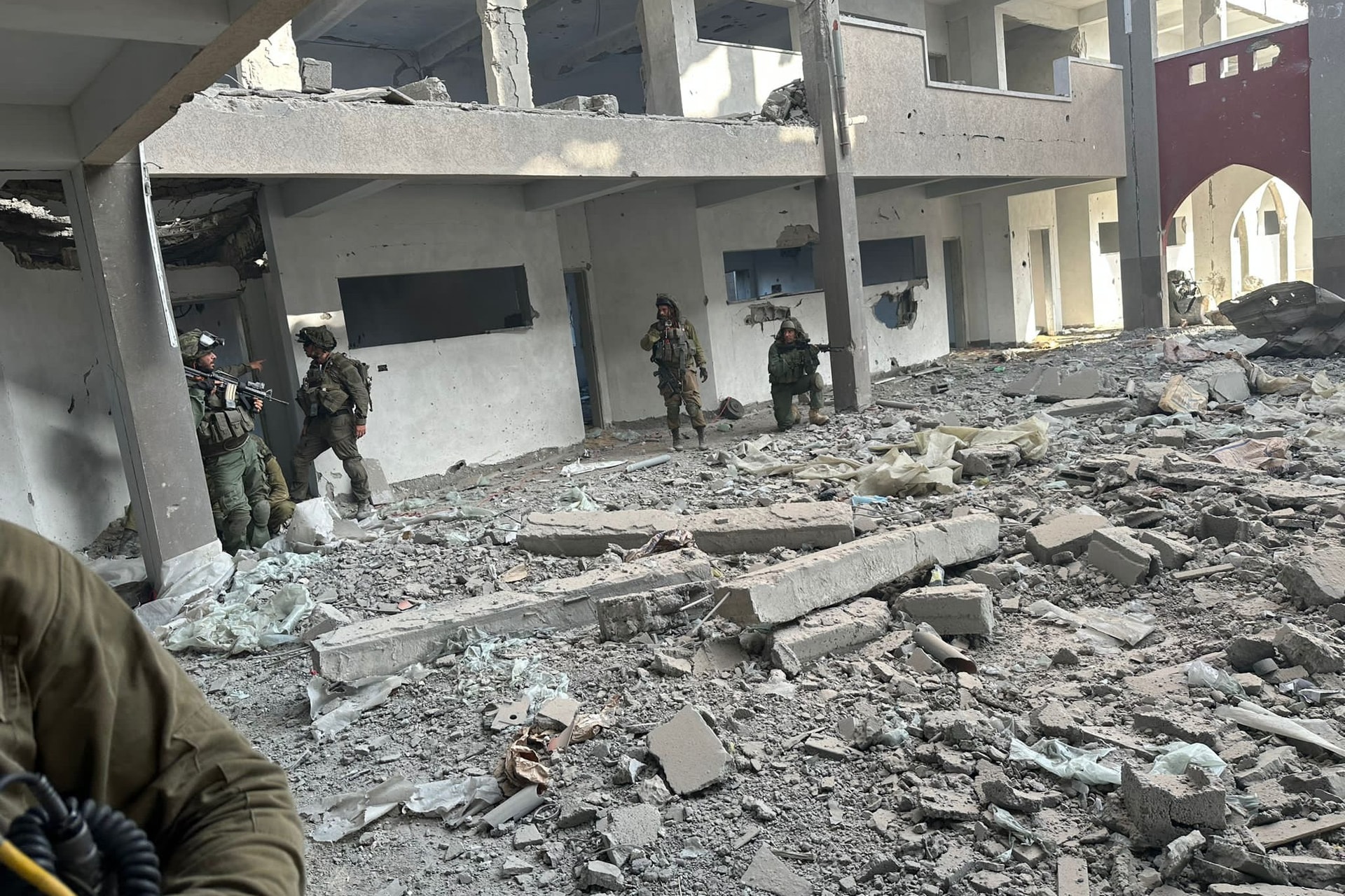 „Az izraeli titkosszolgálattól hívom. Bombázni fogjuk a környéket, ahol él. Két órája van”