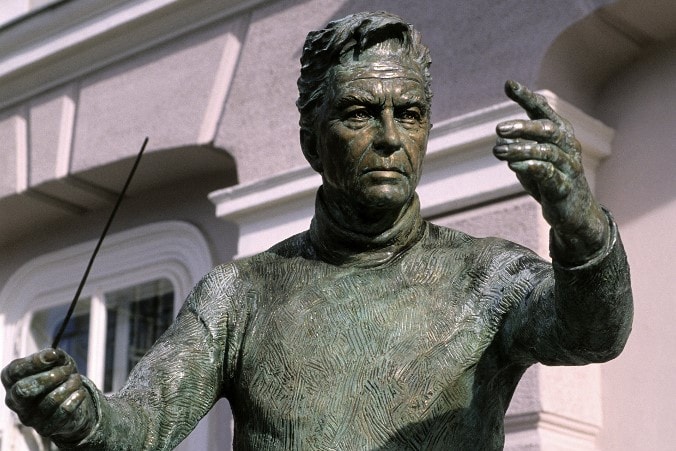 Náci múltja miatt eltávolították Herbert von Karajan mellszobrát az aacheni színházból
