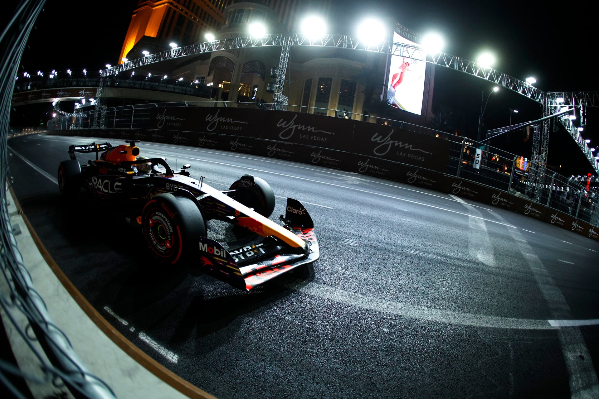 Megbüntették, ütközött, aztán mégis győzni tudott Verstappen Las Vegasban