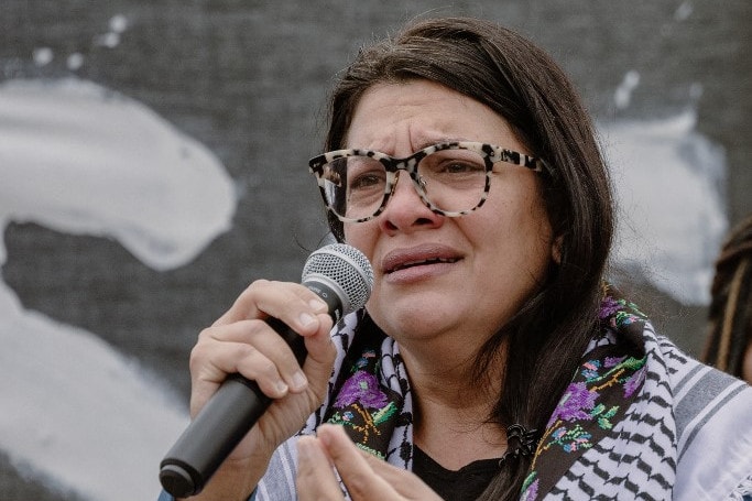 Izrael-ellenes megnyilvánulásai miatt az amerikai képviselőház határozatot hozott egy demokrata képviselővel szemben