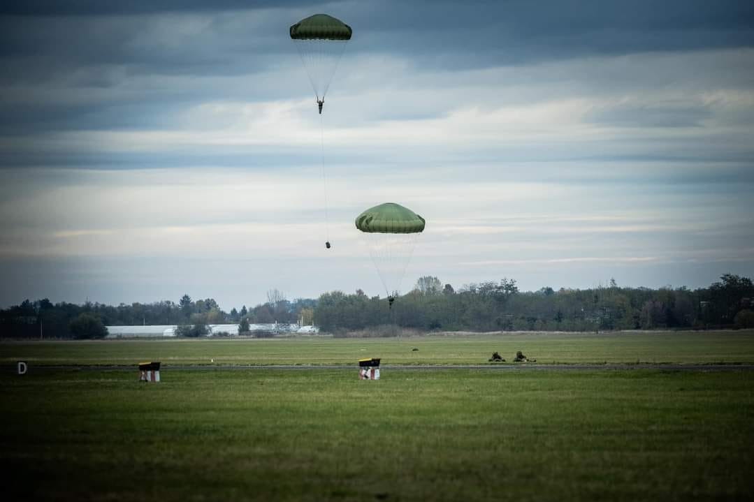 Adaptive Hussars 23 – Ejtőernyős ugrást hajtottak végre a NATO-harccsoport magyar, olasz és török katonái