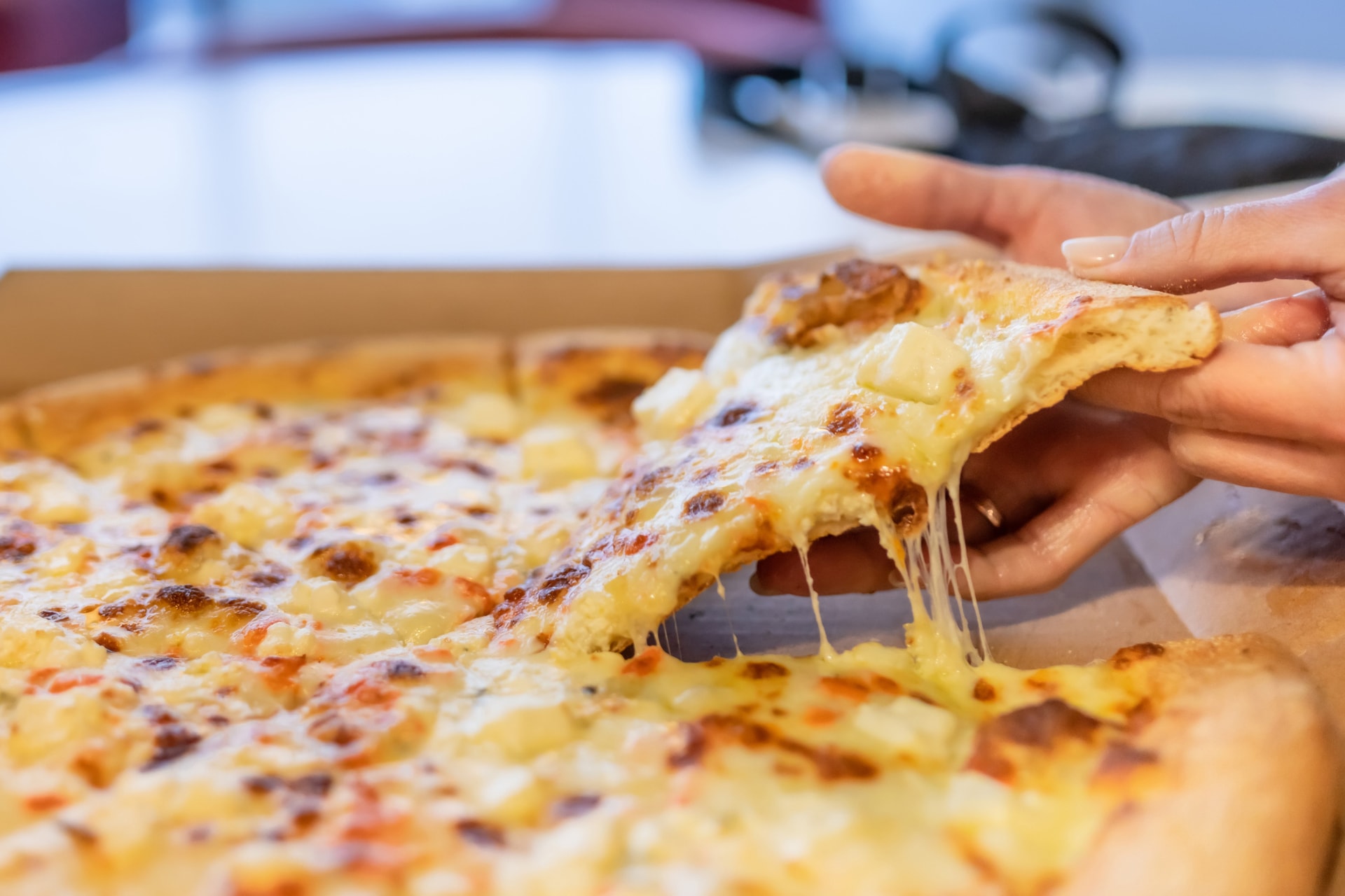 Az ananásznál is megosztóbb feltéttel árulnak pizzát