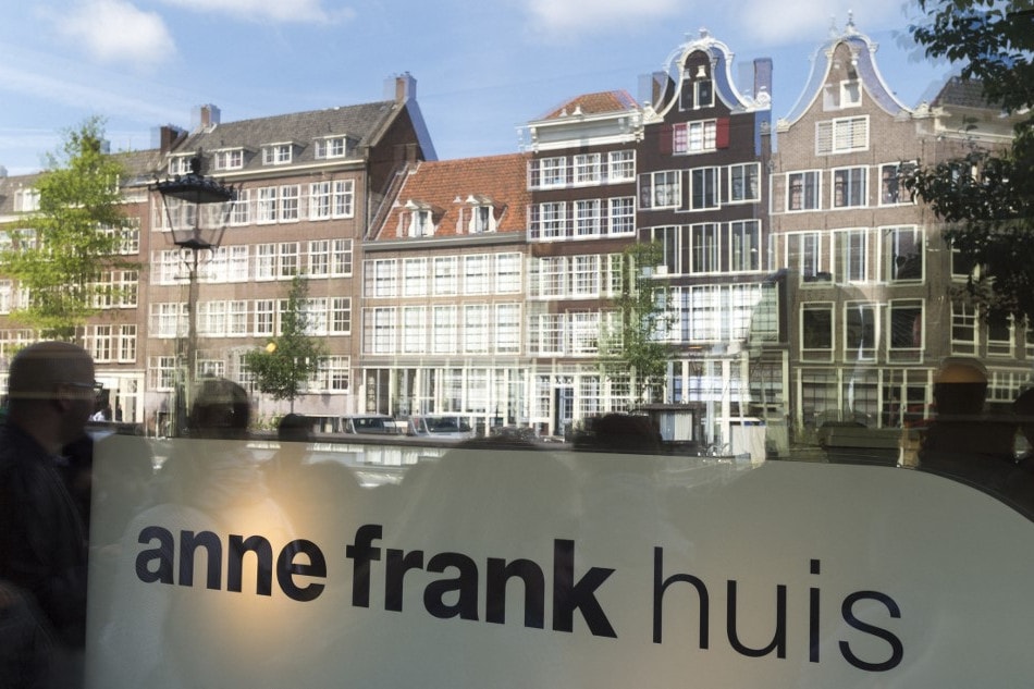 Palesztinbarát feliratot festettek Anne Frank szobrára Amszterdamban
