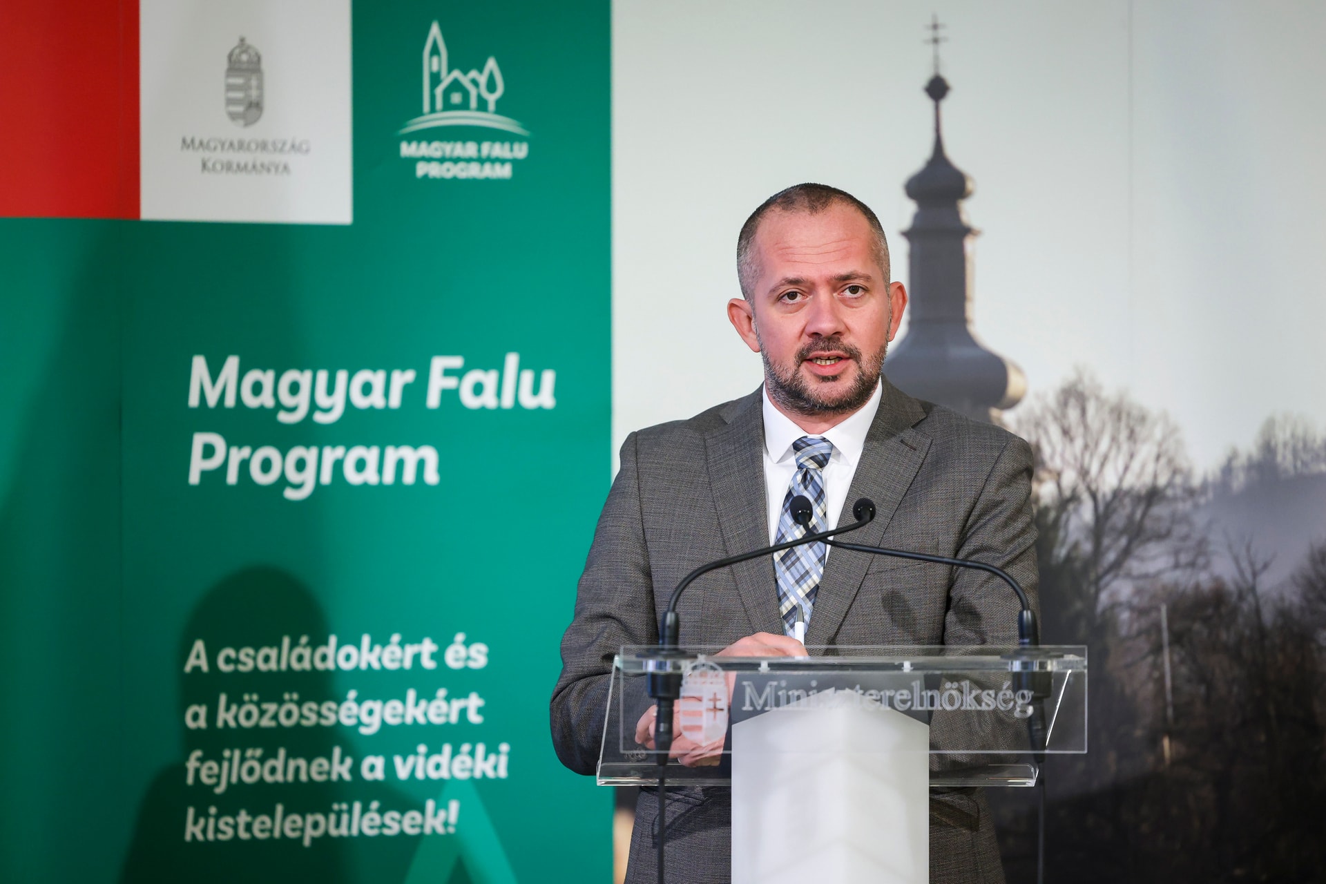 Gyopáros Alpár: Újabb tízmilliárd forintra pályázhatnak a falvak