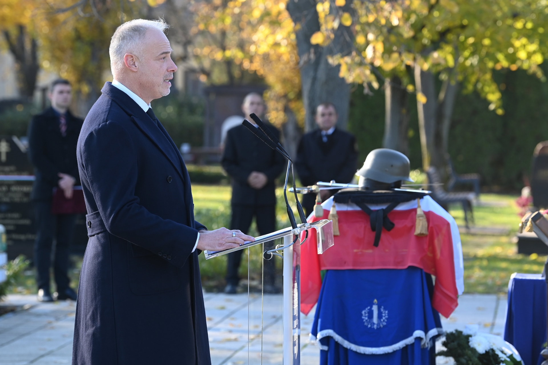 Tisztelgés a hősi halottak előtt