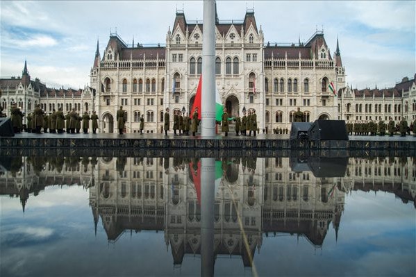 Felvonták, majd félárbócra engedték a nemzeti lobogót az Országház előtt