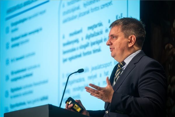 Fábián Gergely gratulált a felhőipari elitklubhoz csatlakozott 4iG Nyrt. és az E-Group ICT Sofware Zrt. képviselőinek