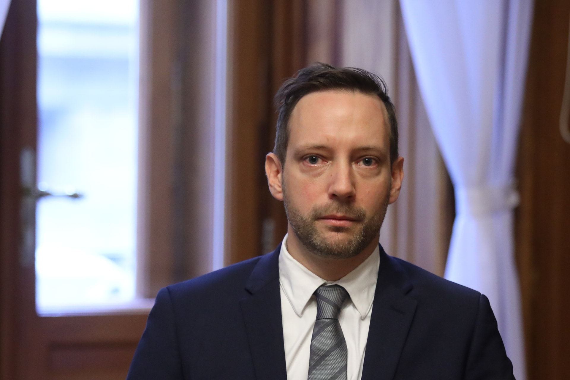 Azbej Tristan: Magyarország támogatja az ukrán menekülteket, de a háborút nem
