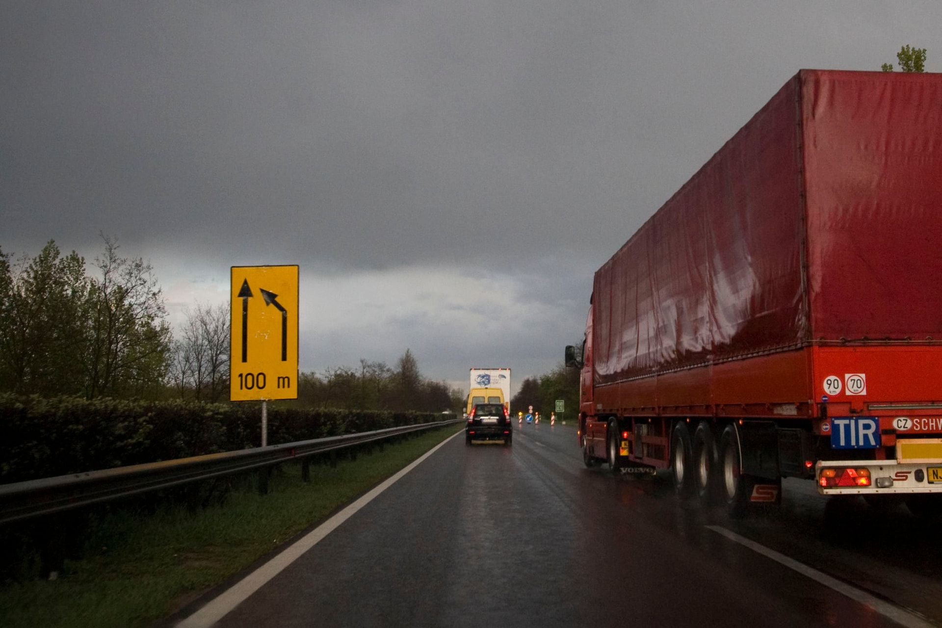 Kifogott az eső a sofőrön, letarolta a szalagkorlátot az M7-esen + VIDEÓ