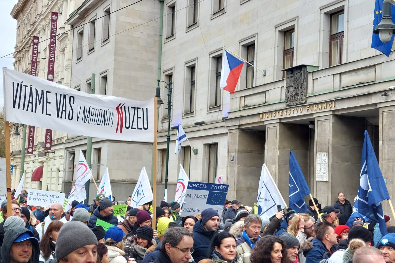 Prága utcáit ellepték a tiltakozók