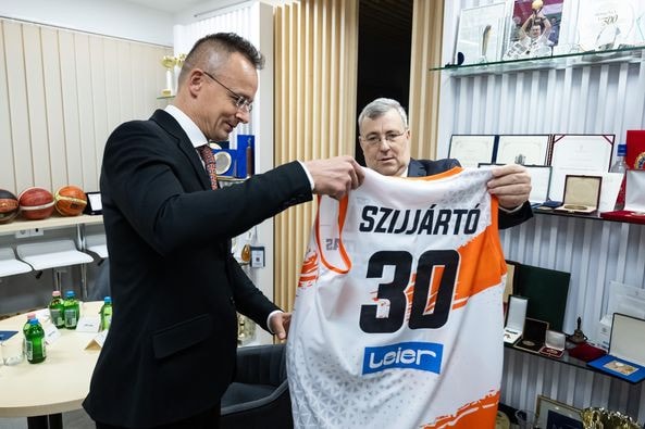 Szijjártó Péter meglátogatta a pécsi Kosárlabda Akadémiát