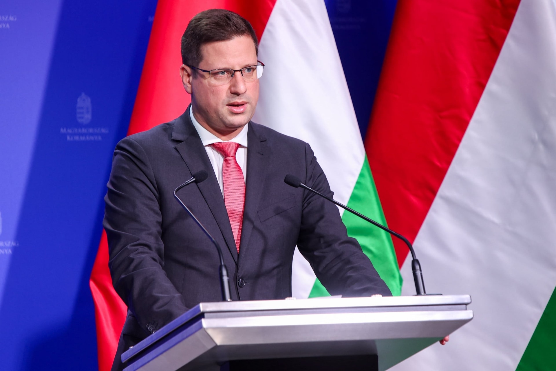 Gulyás Gergely: Nem hiszünk az ígéreteknek, csak annak ha a bizottság folyósítja a pénzeket
