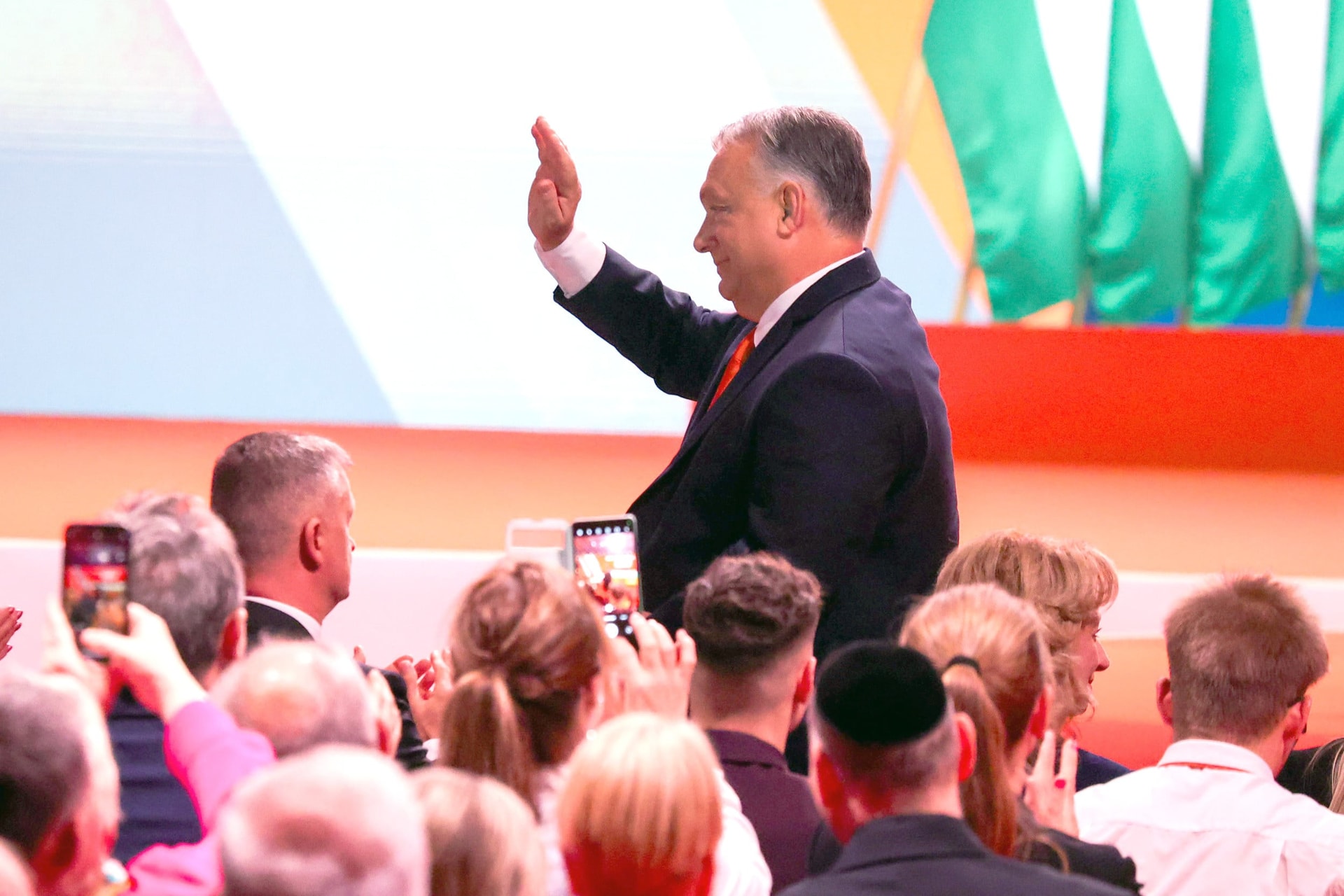 Bloomberg: az EU vezetői meg akarják buktatni Orbán Viktort