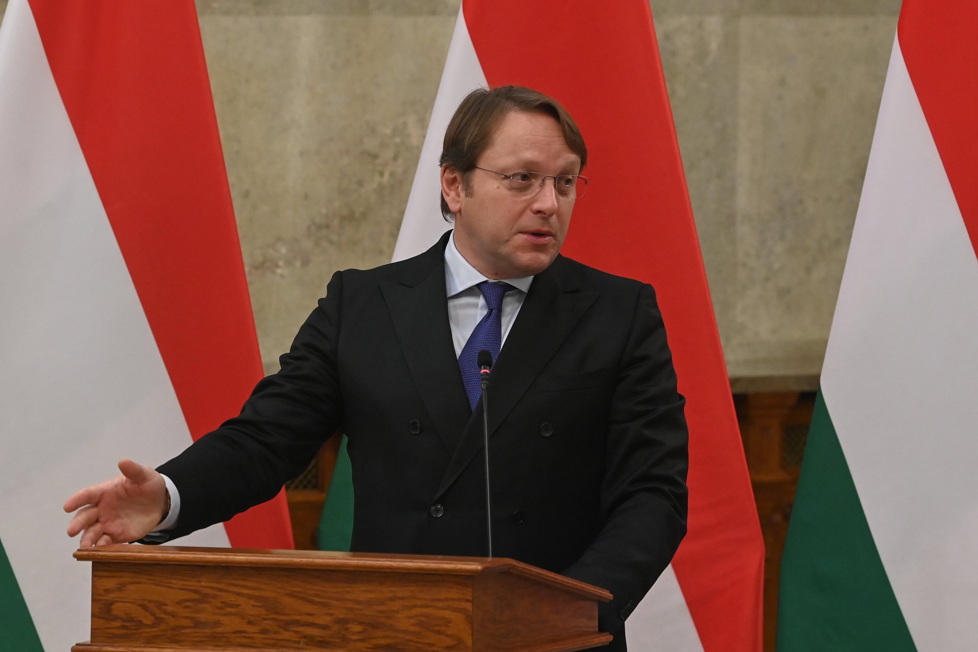Várhelyi Olivér: Ne az embercsempészek döntsék el, hogy ki léphet be az EU területére