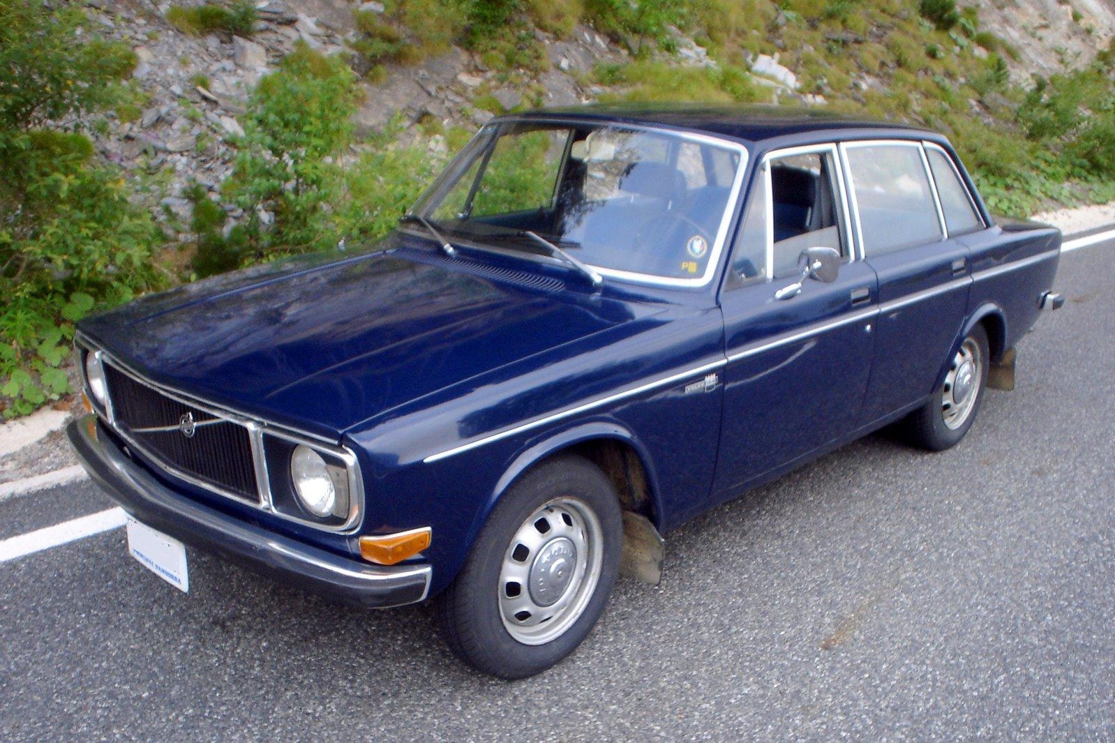 Észak-Korea immár 49 éve tartozik Svédországnak ezer darab Volvo 144-es árával