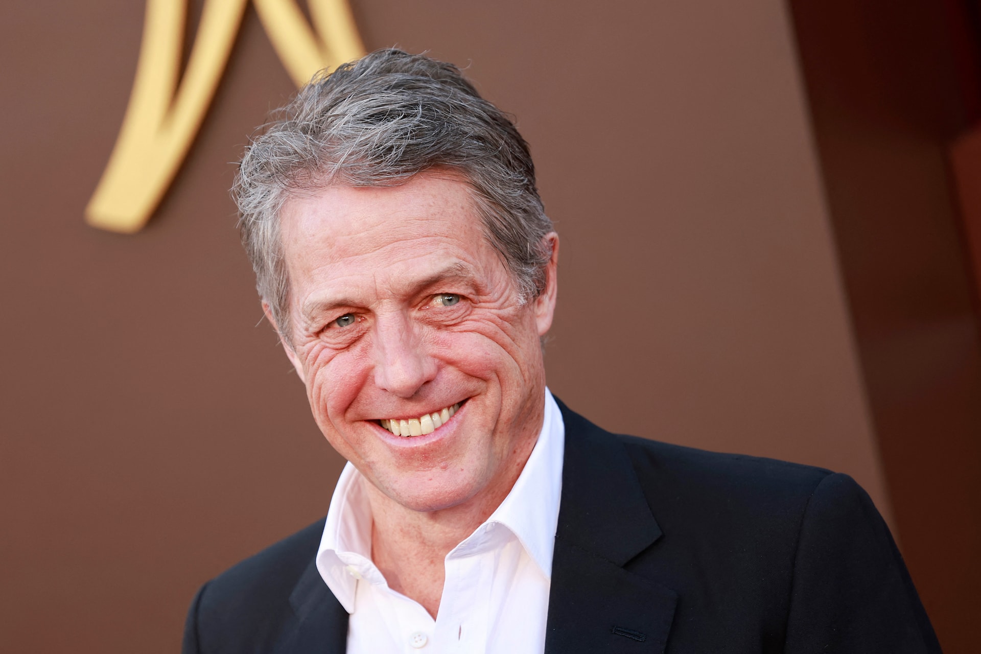 Hugh Grant rátámadt egy paparazzóra