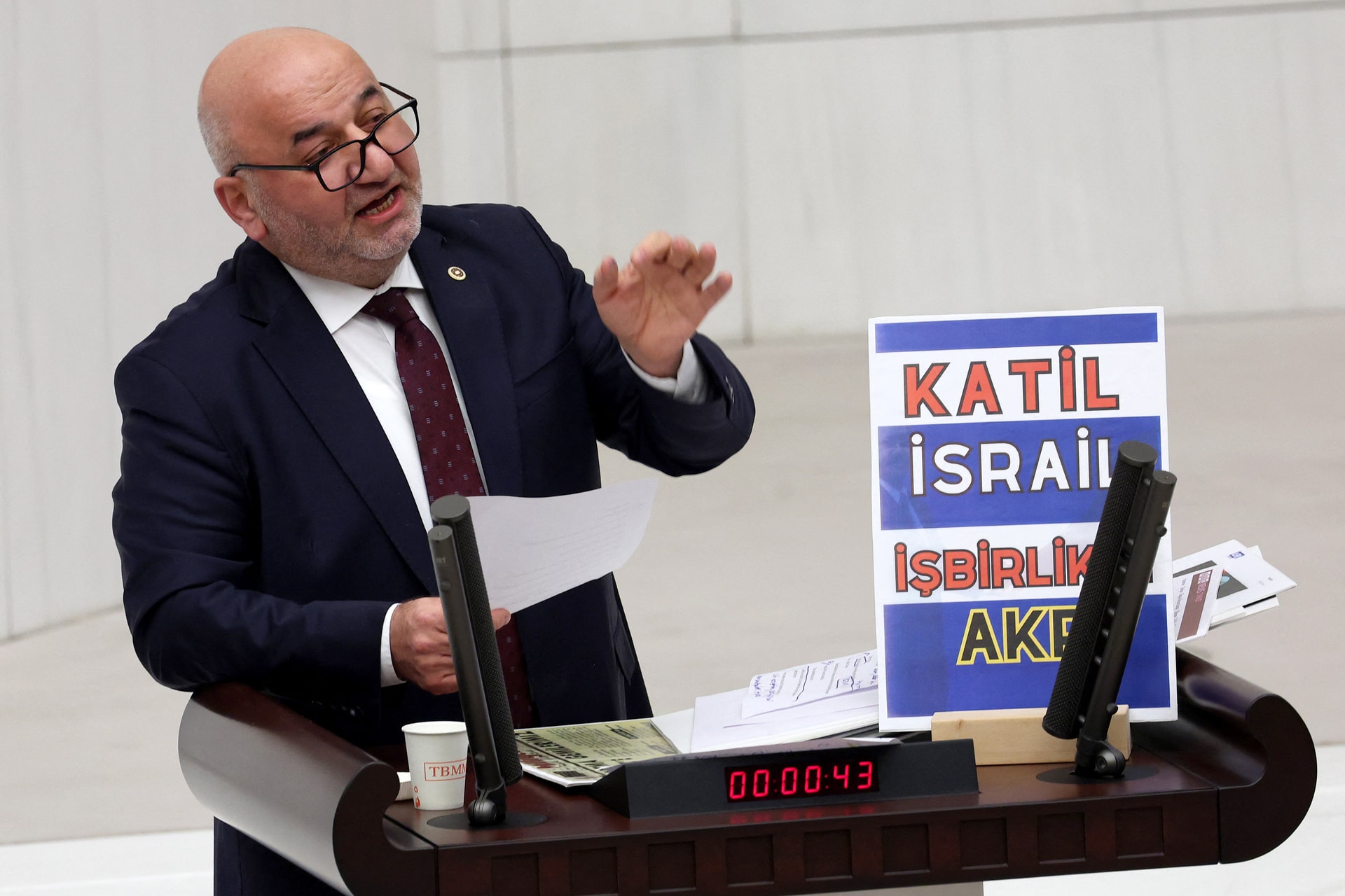 Izrael támogatóit ostorozta a török képviselő a parlamentben, majd szívrohamot kapott + VIDEÓ