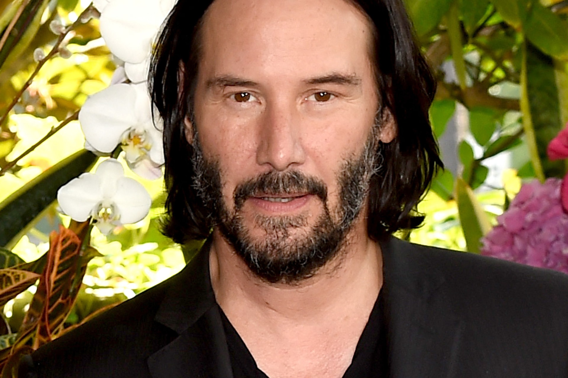 Motorral szeli át a sivatagot Keanu Reeves és a The Walking Dead sztárja