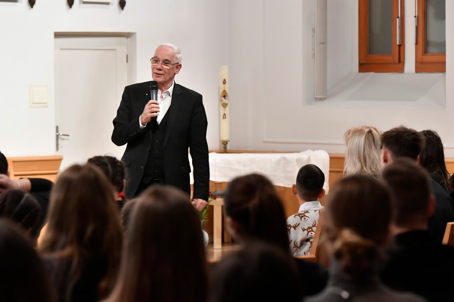 Balog Zoltán ajándékot osztott hátrányos helyzetű gyerekeknek
