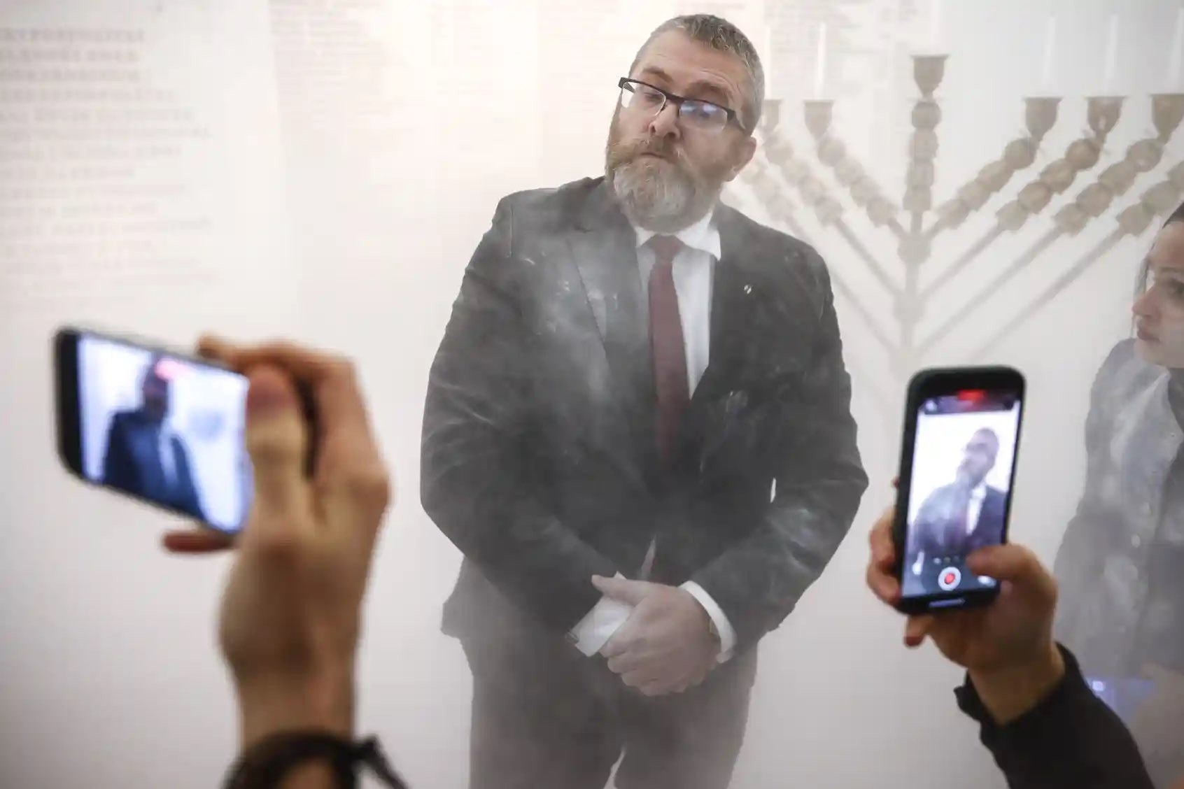 Poroltóval esett a hanukagyertyáknak a szélsőjobbos lengyel képviselő + VIDEÓ
