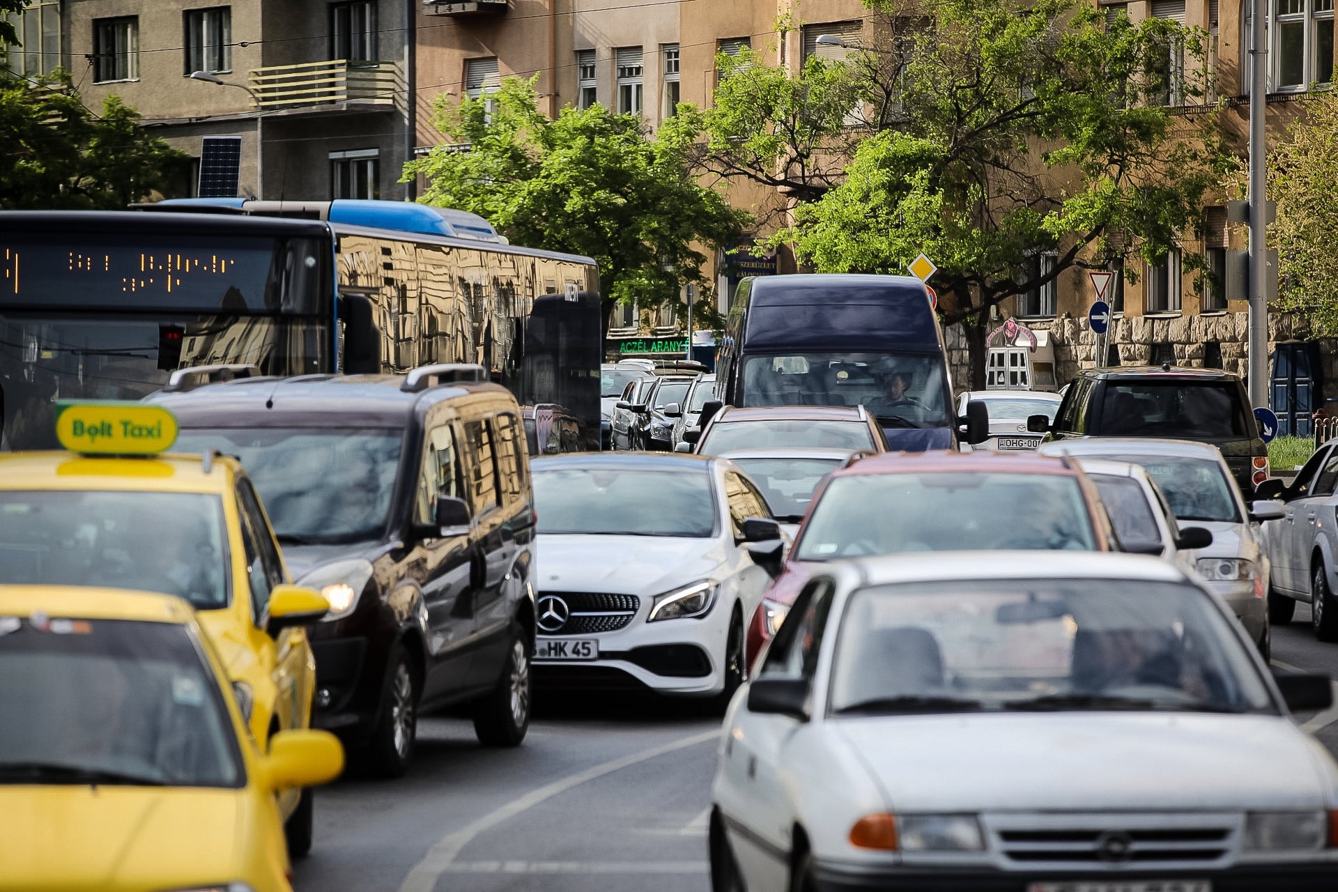 Tíz százalékkal nőtt a személygépkocsik kötelező biztosítási díja