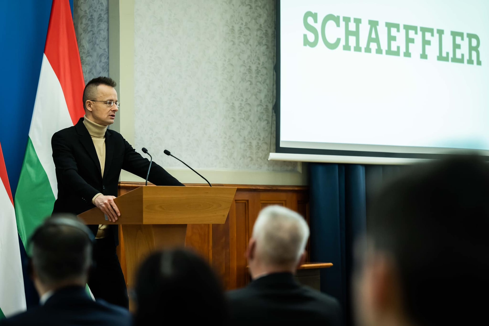 Szijjártó Péter: Magyarország jó eséllyel indul az elektromosautó-ipar kutatás-fejlesztési beruházásaiért folyó versenyben is