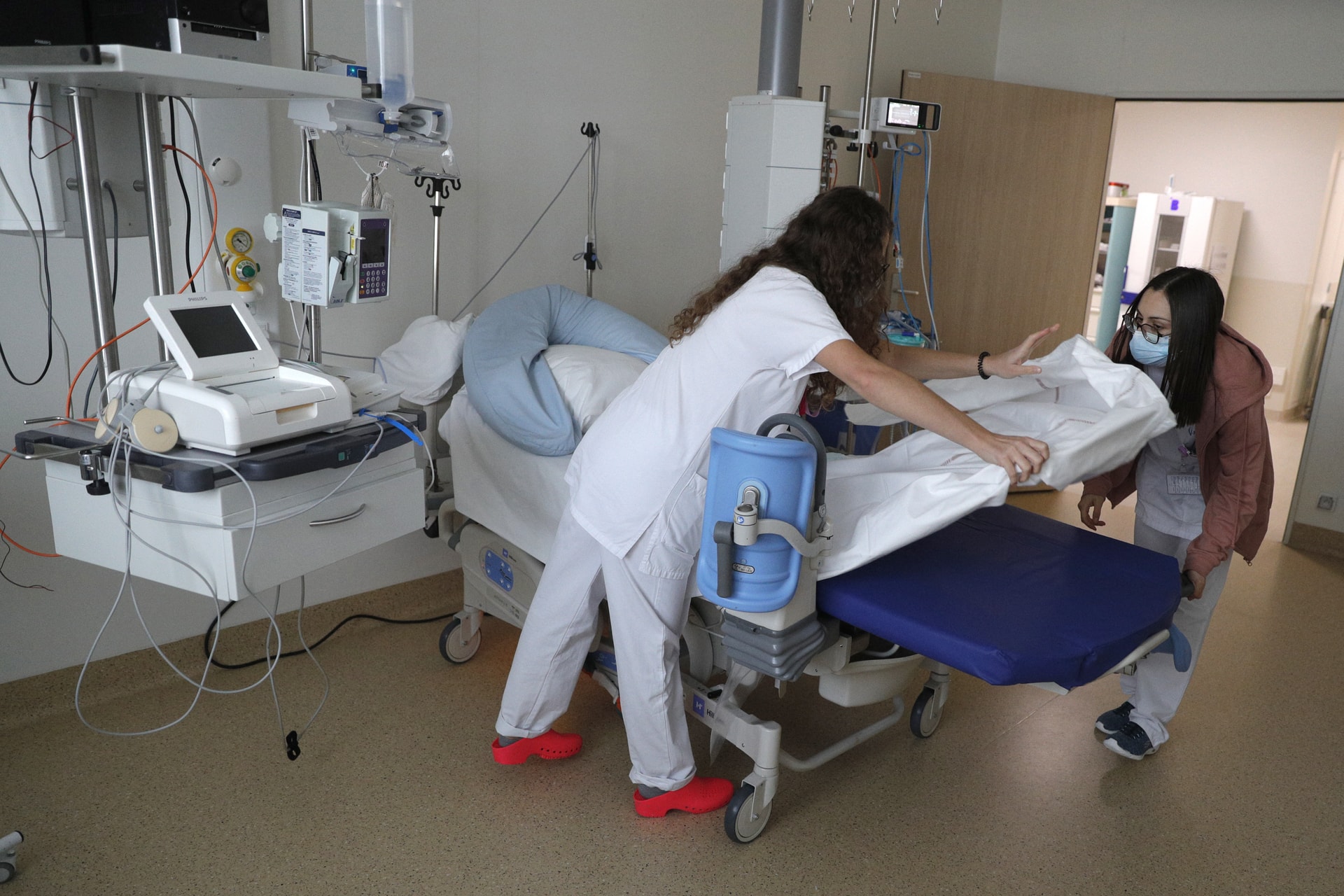 Belehalt abba a betegségbe egy orvos, amelynek szakértője volt