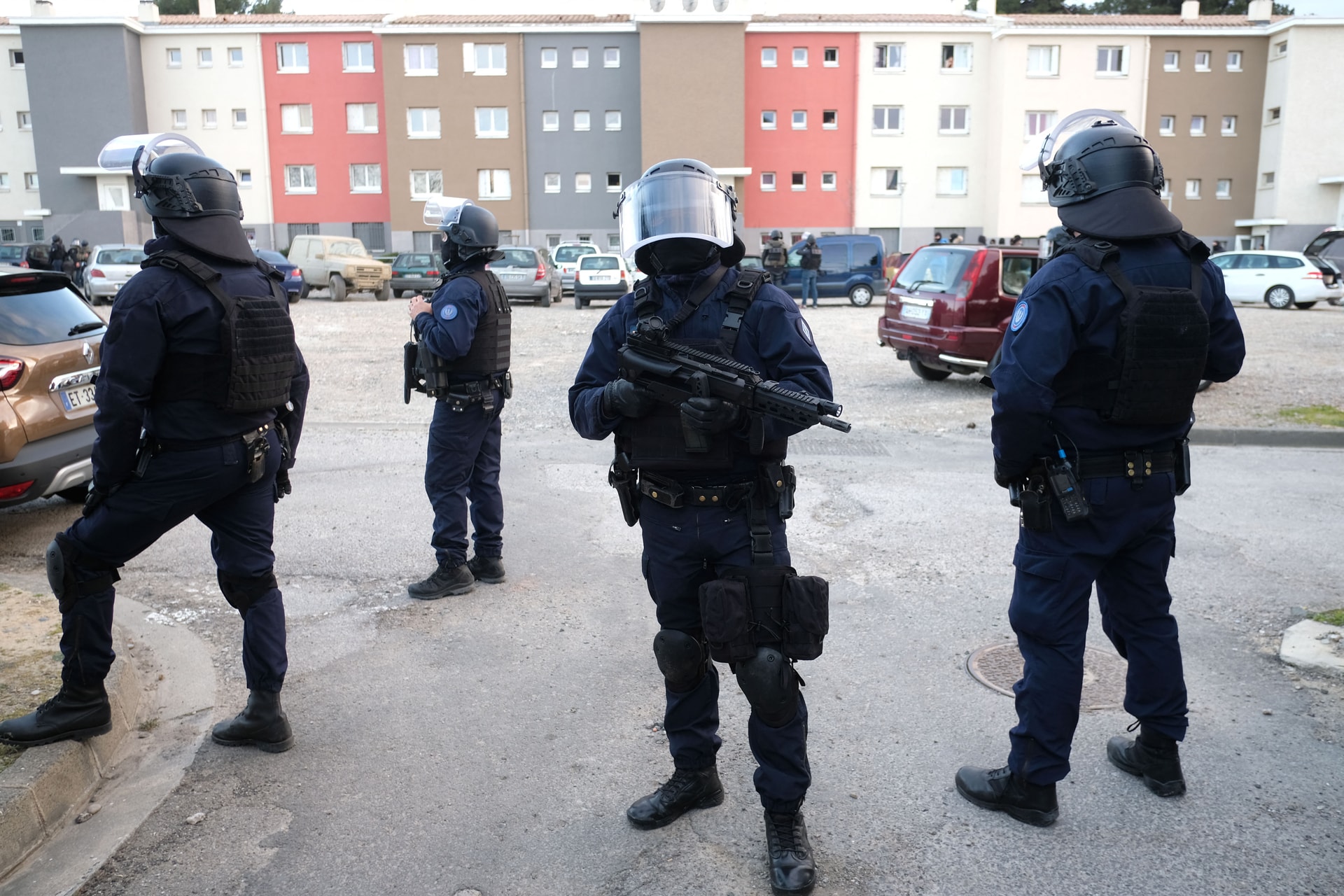 Felfüggesztett börtönre ítéltek francia rendőröket egy erőszakba torkollott igazoltatás miatt