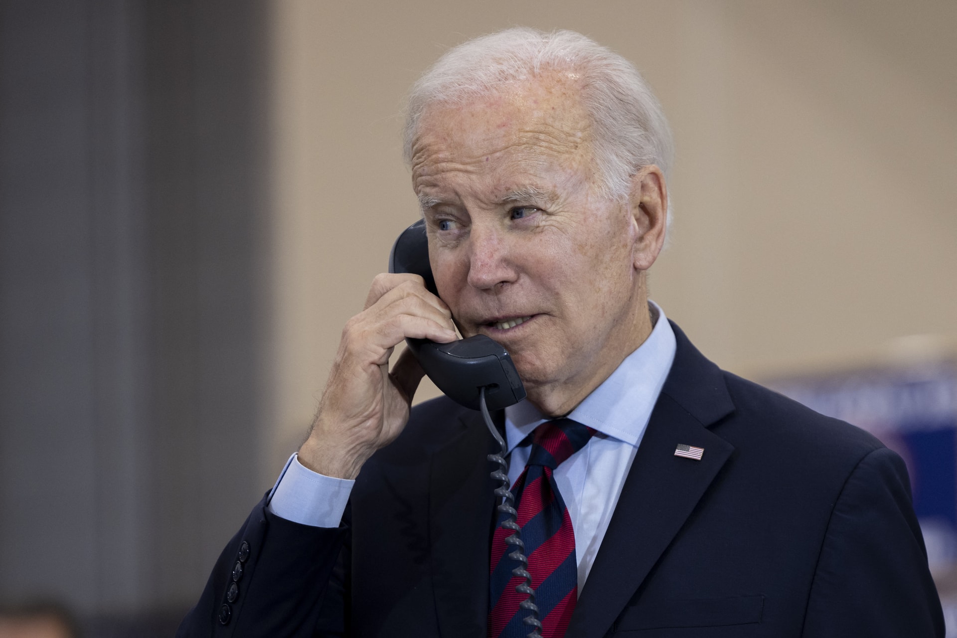 Biden már a szellemekkel is suttog + VIDEÓ