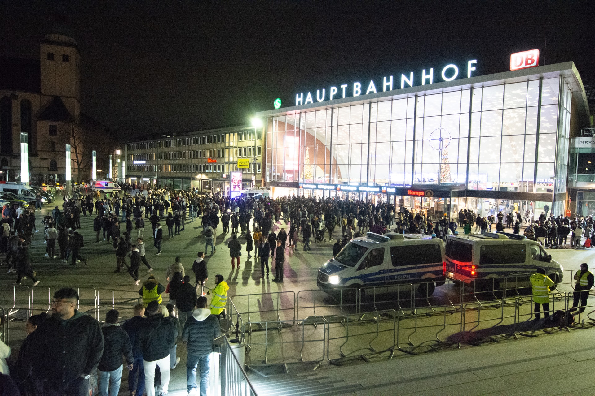 További három gyanúsítottat vettek őrizetbe a kölni dóm elleni iszlamista terrorfenyegetés ügyében