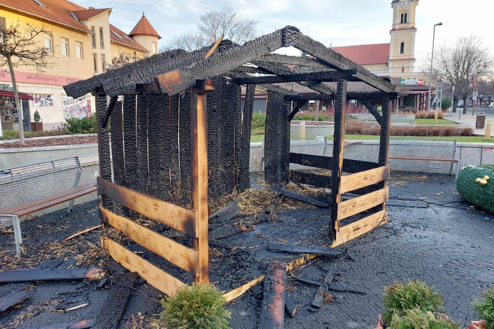 Felgyújtották Siófokon a betlehemet