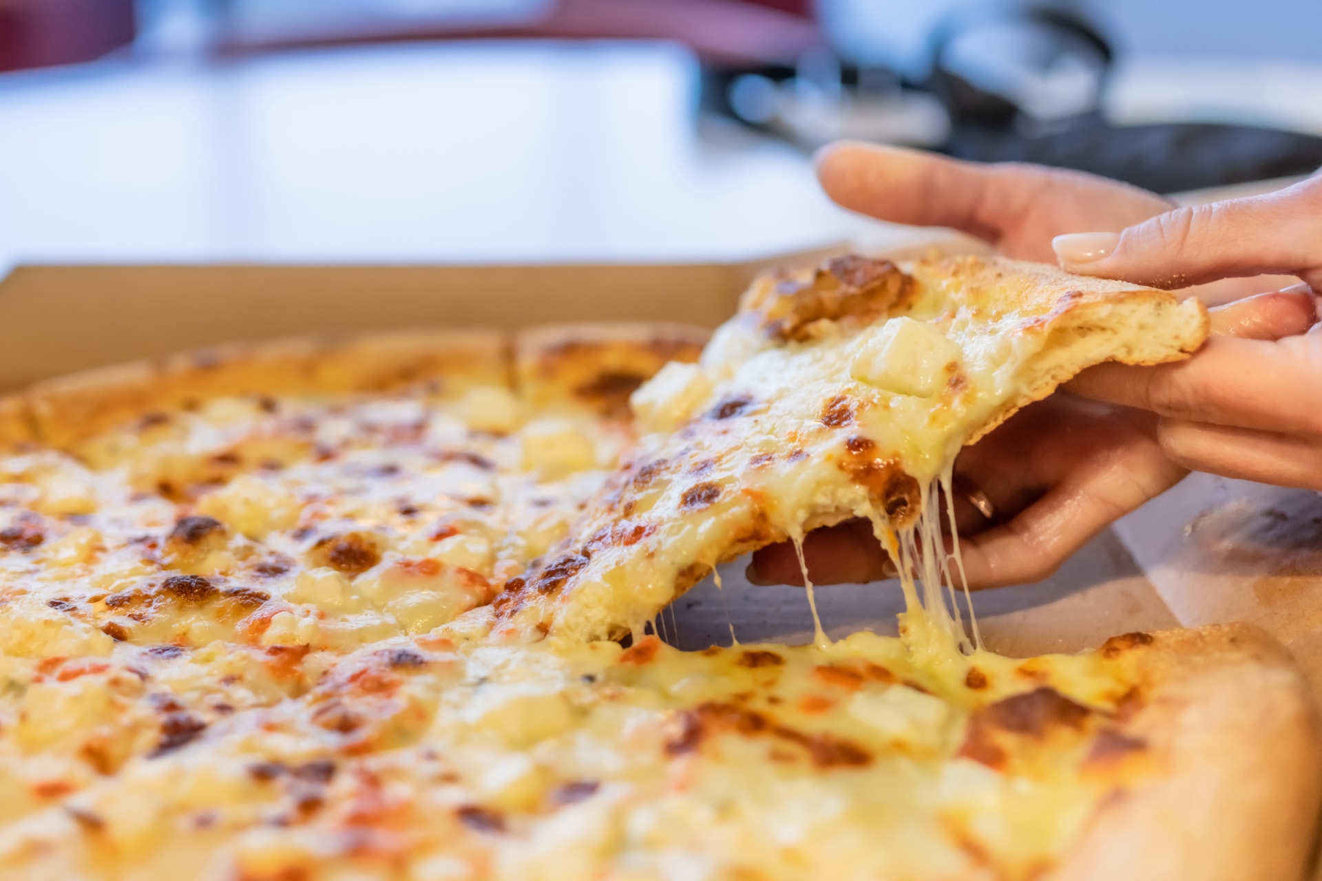 Tele vannak vegyszerrel és sóval a pizzatészták