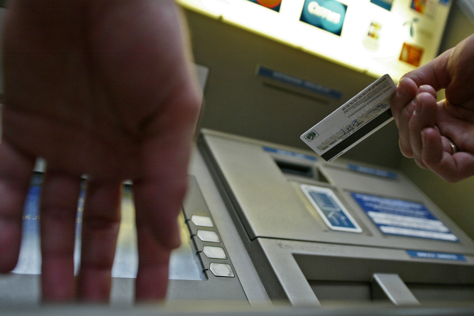 Furcsa tárgyak a bankautomatáknál