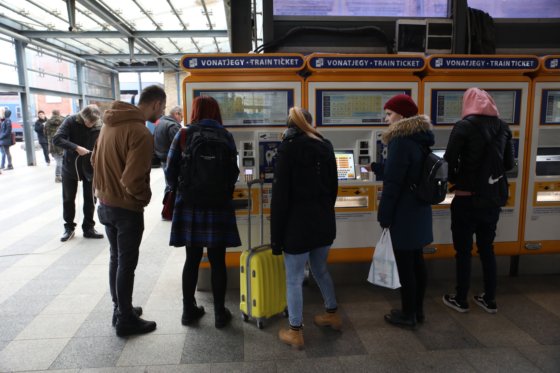 Ismét lehet jegyet vásárolni a pénztáraknál, az automatáknál és a MÁV-csoport járatainak fedélzetén