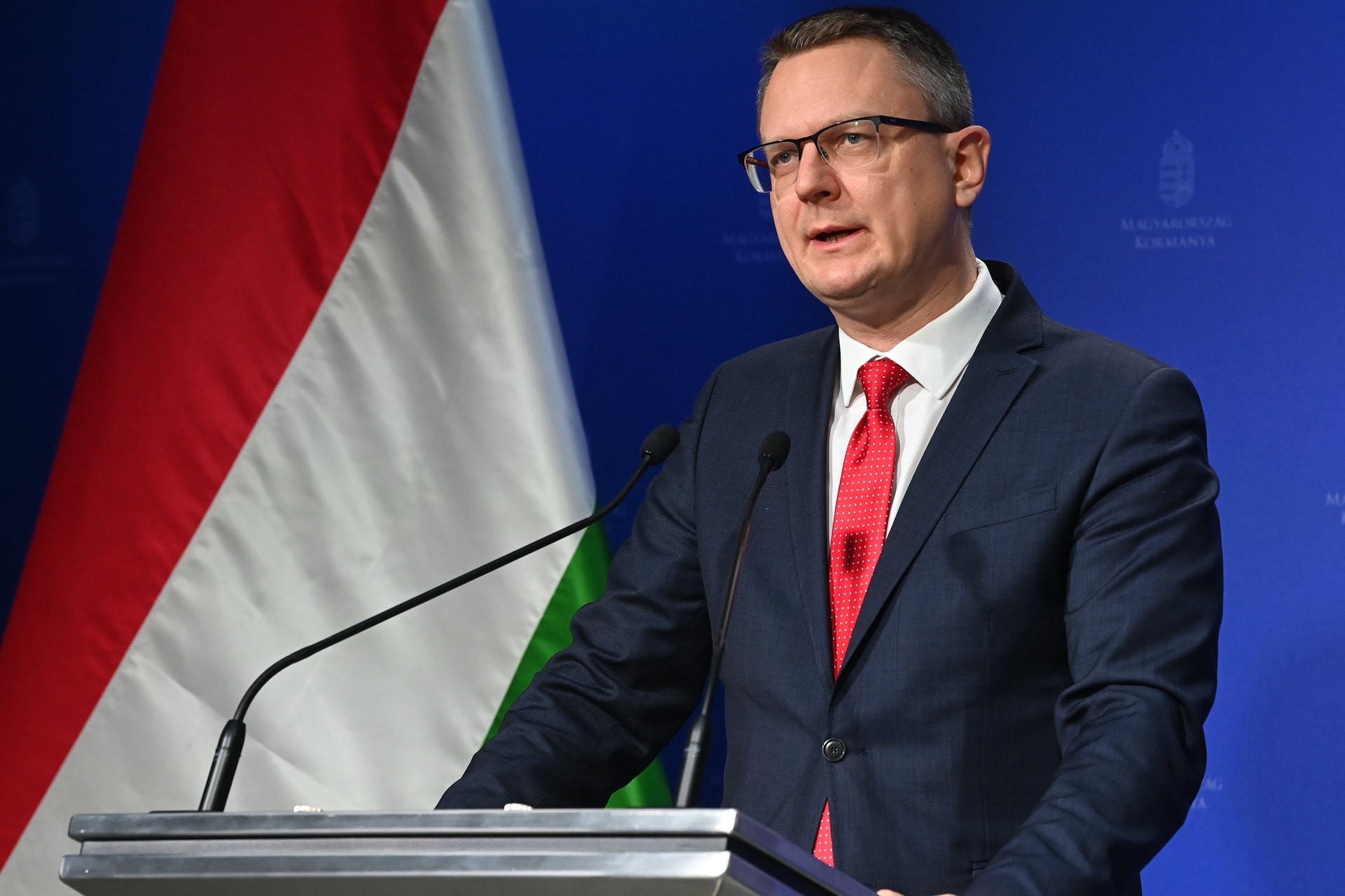 Rétvári: Miközben szilveszterkor utcai erőszak volt egyes európai országokban, áterőltették a migrációs paktumot