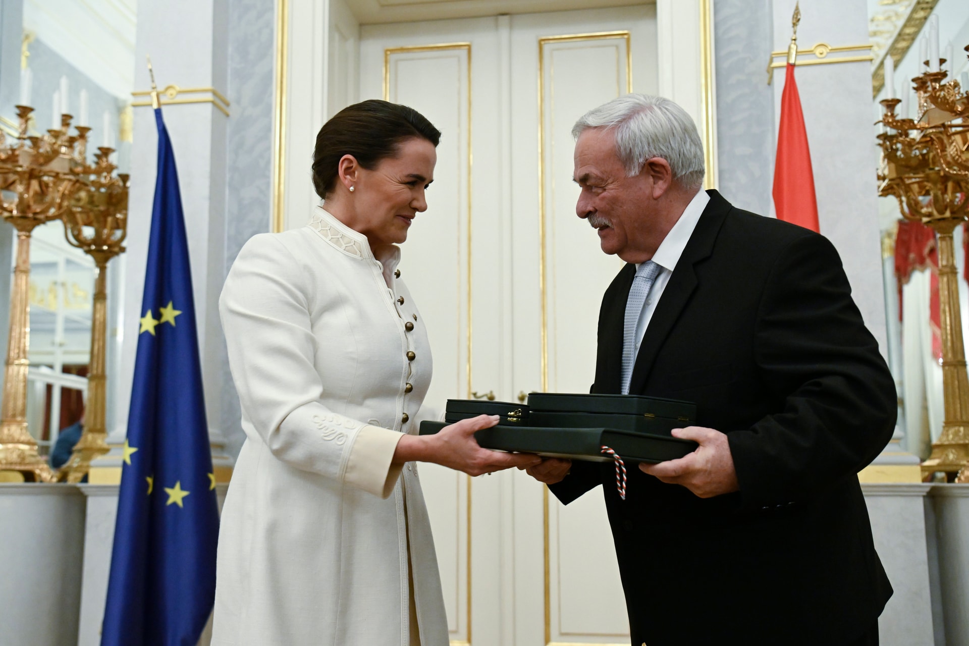 Novák Katalin kitüntetésben részesítette Kató Béla püspököt