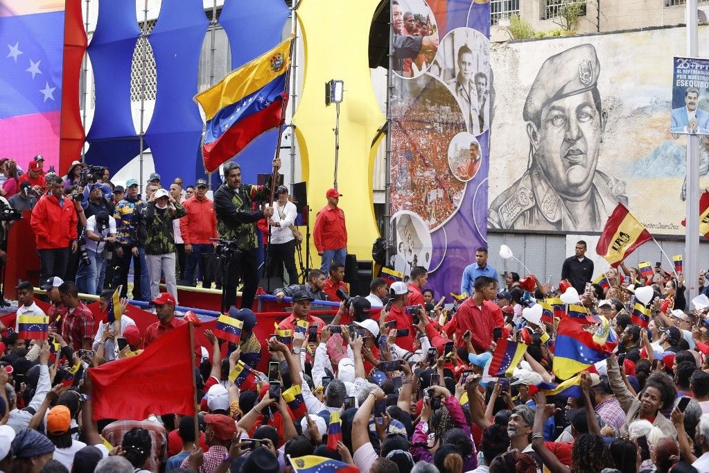 Ezrek demonstrálnak a Maduro elleni „puccskísérletek” ellen