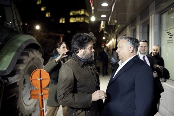 Orbán Viktor Brüsszel belvárosában tüntető gazdákkal találkozott + VIDEÓ