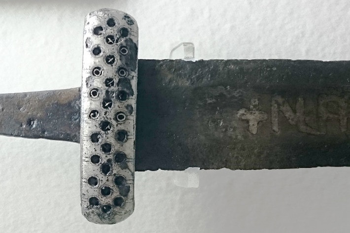 Rejtélyes középkori kardot találtak egy folyóban
