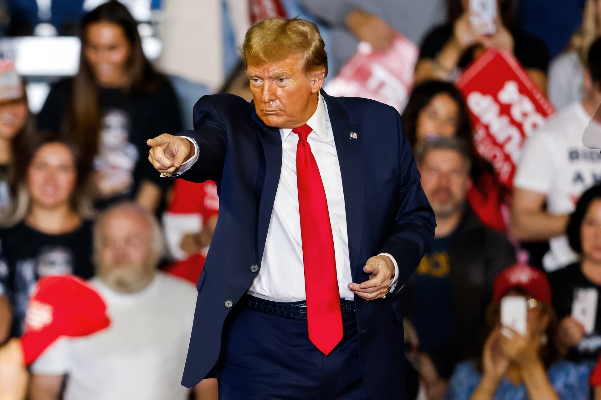 Trump: Ukrajnát feltétel nélkül segélyek helyett kölcsönökkel kell támogatni