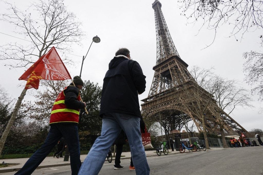 Bajban a párizsi turizmus: sztrájkolnak az Eiffel-torony dolgozói